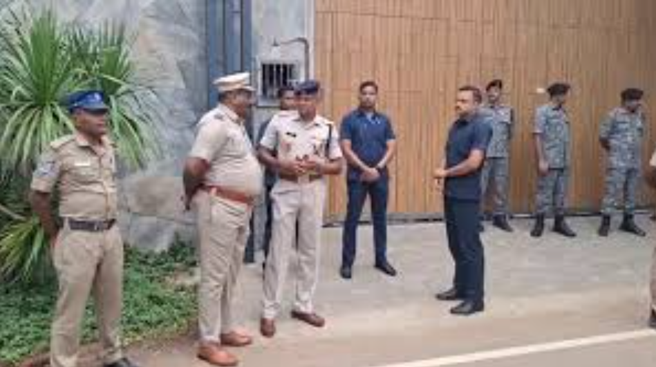 நீலாங்கரை விஜய் இல்லம் முன் குவிந்த தவெக தொண்டர்கள், போலீஸ் பாதுகாப்பு.