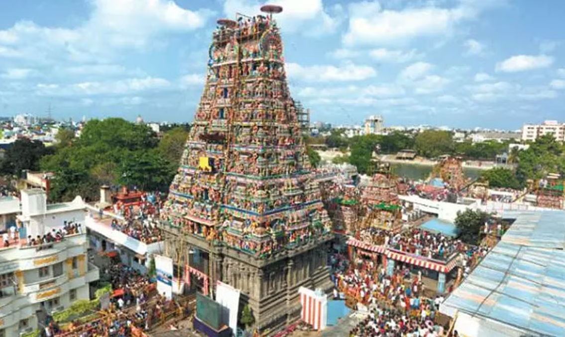 நவீன சென்னையின் பின்னணியில் மயிலாப்பூர் பாரம்பரிய தெரு.