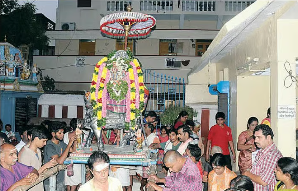 தனஞ்செயன் சிவபெருமானையும் பொற்கொடி அம்பிகையையும் வழிபடும் காட்சி.