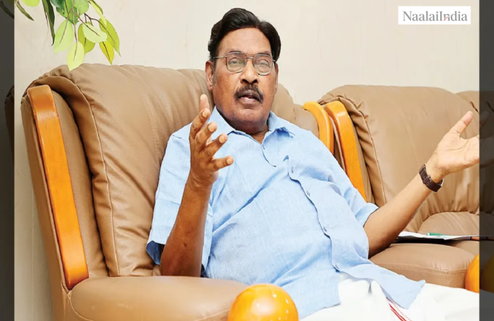 தமிழக ஆளுநர் மாளிகை மற்றும் நடிகர் விஜய், தமிழக அரசியல் நிலவரத்தை விவாதிக்கின்றனர்.