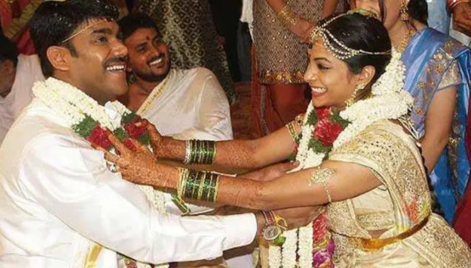 விஷால், விக்ரம் கிருஷ்ணா, ஸ்ரேயா ரெட்டி குடும்பப் புகைப்படம்.