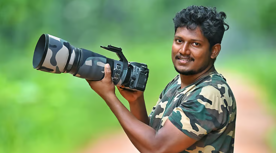சுற்றுலாப் பயணிகளால் உணவளிக்கப்படும் குரங்குகள்