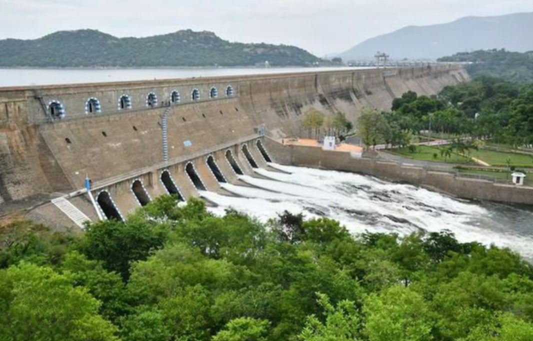 மேட்டூர் அணை நீர் திறக்கப்படும் காட்சி