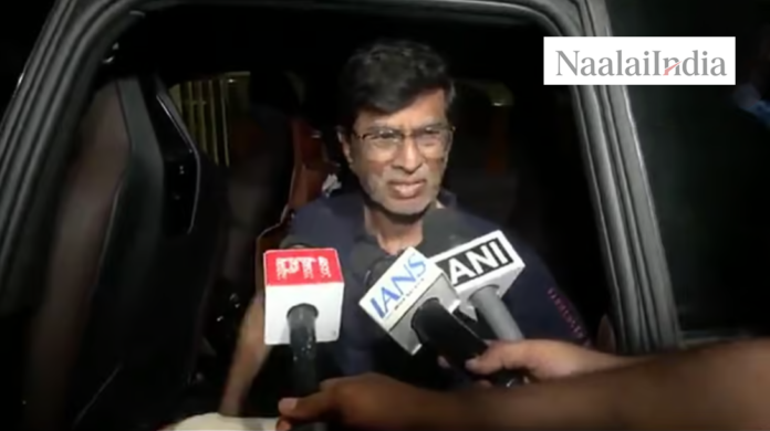 தமிழக முதல்வராக பதவியேற்கவிருக்கும் விஜய், ஆளுநரைச் சந்தித்துவிட்டு வெளியே வரும் புகைப்படம்.