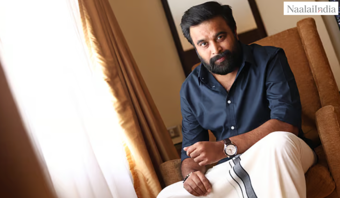 நடிகர்-இயக்குநர் சசிகுமார், நம்பிக்கையுடன் ஒரு ஸ்டுடியோ பின்னணியில்