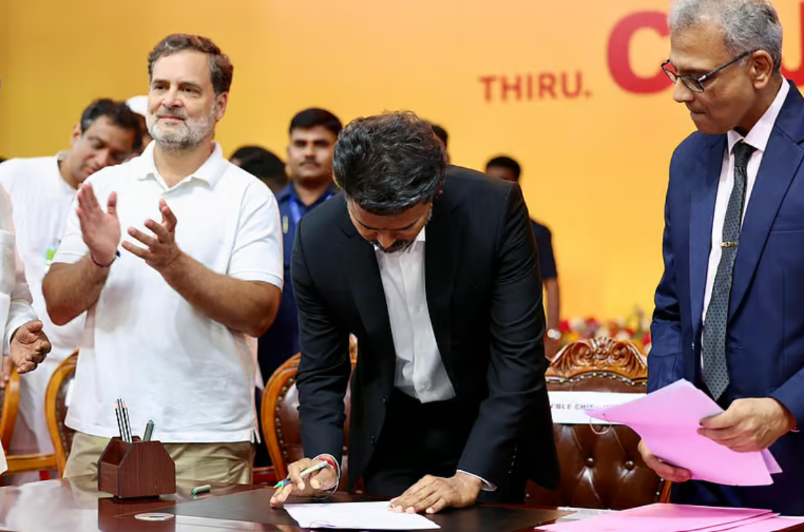 ஆளுநர் அர்லேகர் விஜய்க்கு பதவிப் பிரமாணம் செய்து வைக்கிறார்.