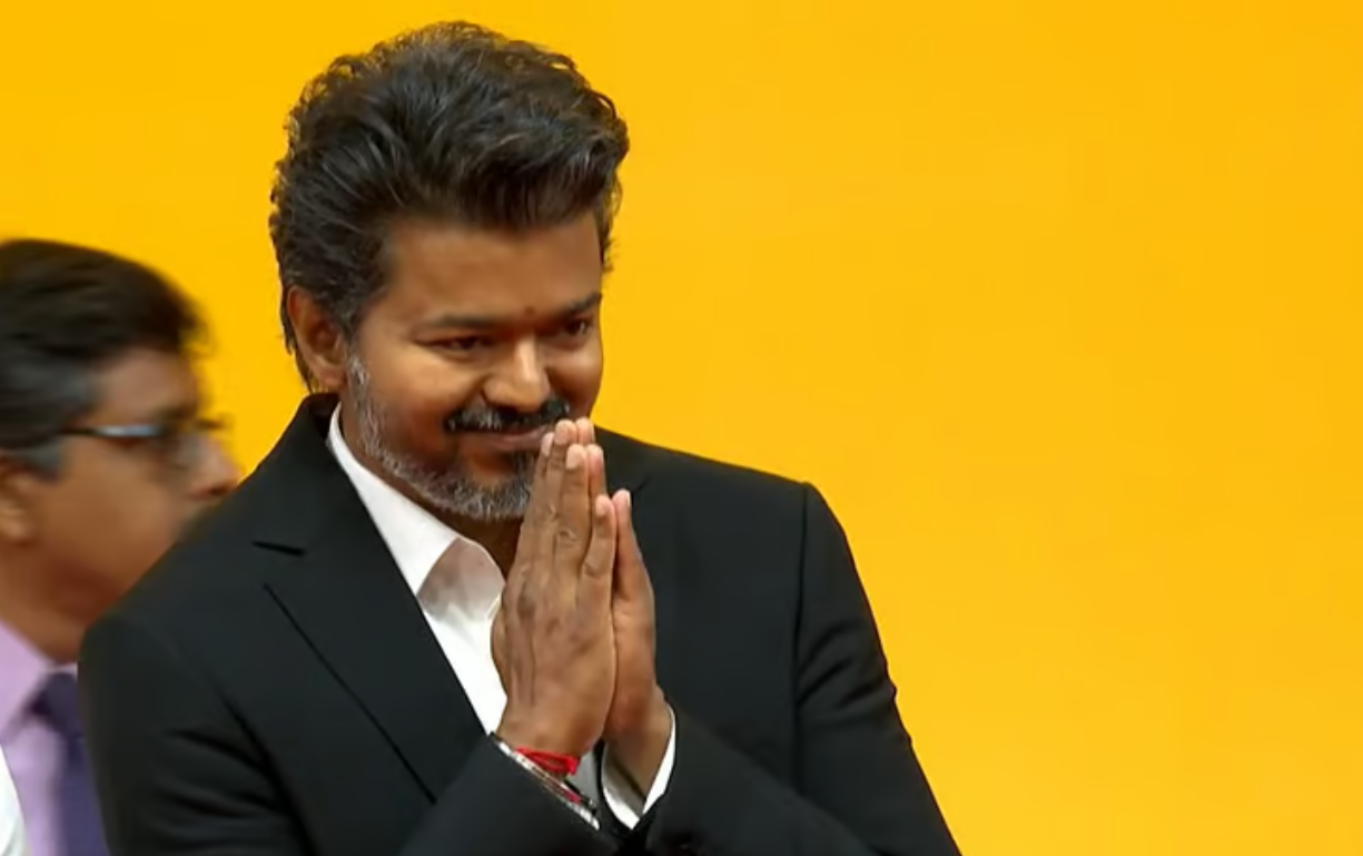 நடிகர் ஜெய் நெரிசலில் ஓடுகிறார்.