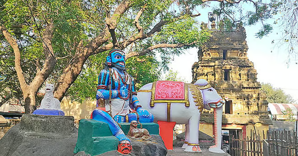 பச்சையம்மன் கோயிலின் வாழ்முனி, செம்முனி சிலைகள்