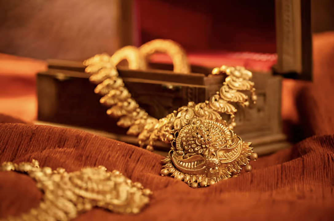 நகைக்கடையில் ஏமாற்றத்துடன் இருக்கும் தமிழகத் தம்பதி