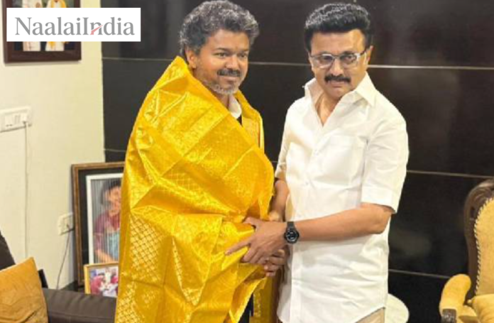 முதலமைச்சர் விஜய் முன்னாள் முதல்வர் ஸ்டாலினை சந்தித்து வாழ்த்துப் பெறும் புகைப்படம்.