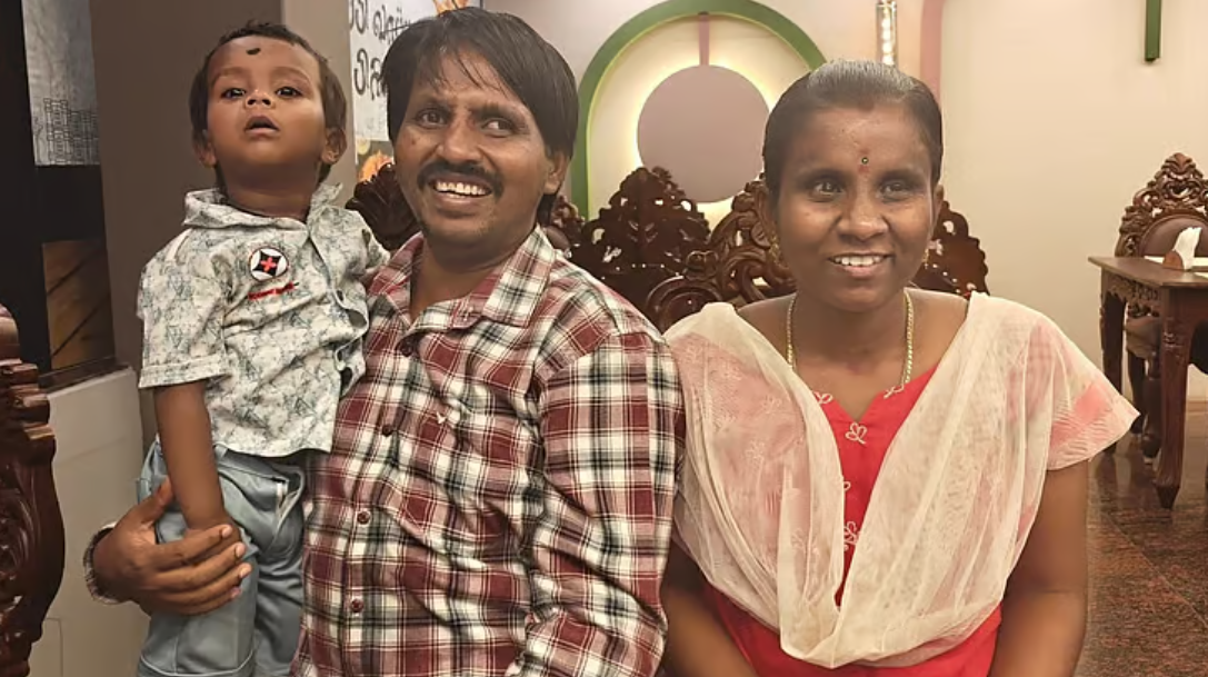 புத்தகத்தை ஸ்கேன் செய்யும் நவீன ஸ்கேனர்.