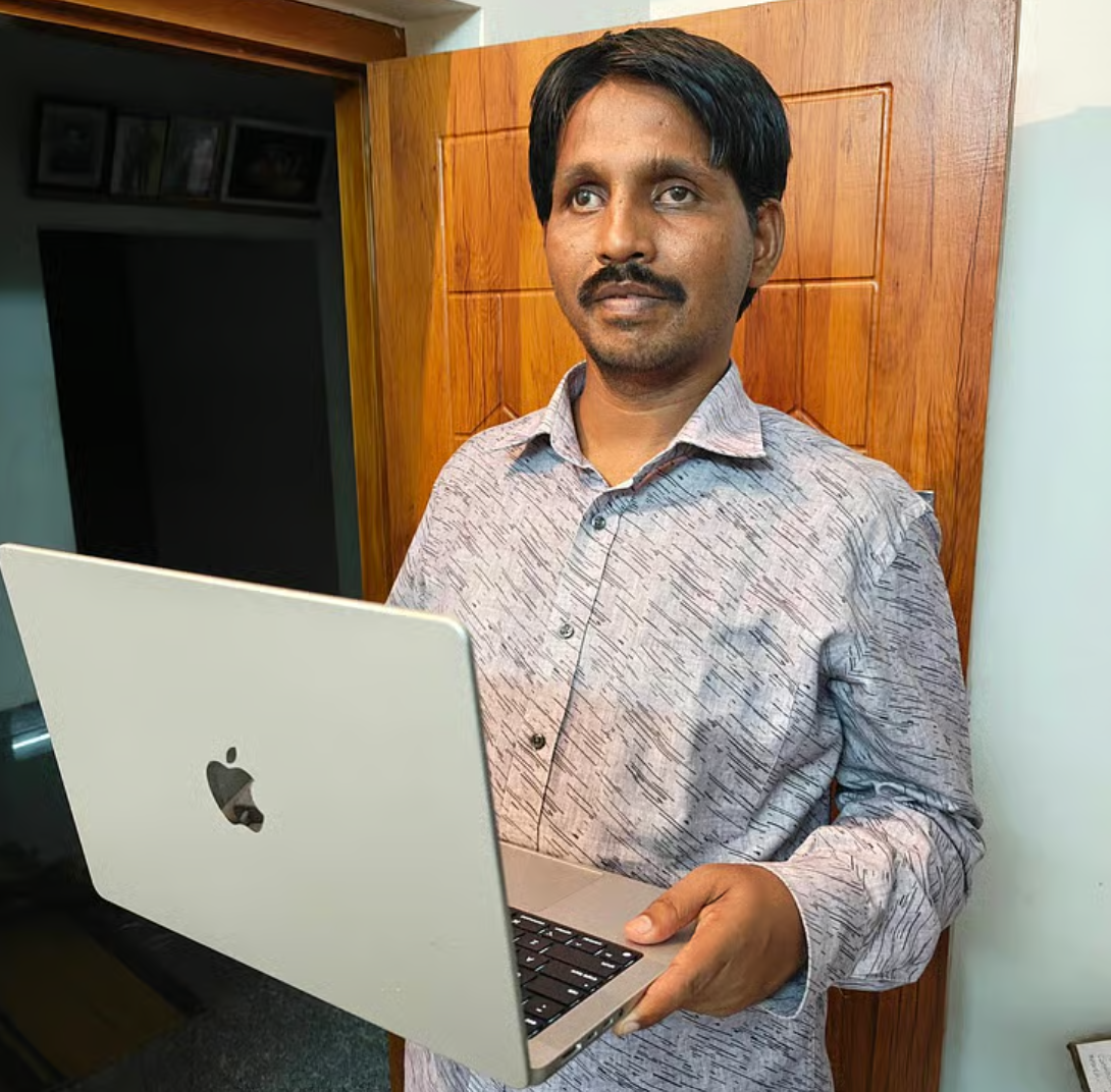 ஸ்மார்ட்போன் மூலம் வழிசெலுத்தும் பார்வையற்ற நபர்.
