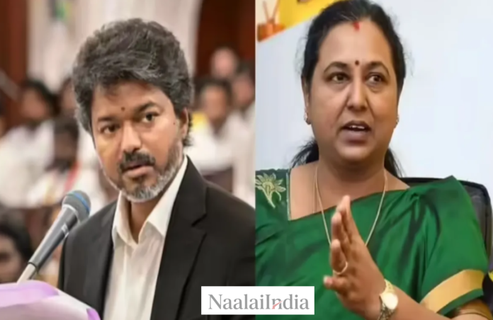 சட்டமன்றத்தில் முதலமைச்சர் விஜய் மற்றும் பிரேமலதா விஜயகாந்த் உரையாடுகிறார்கள்