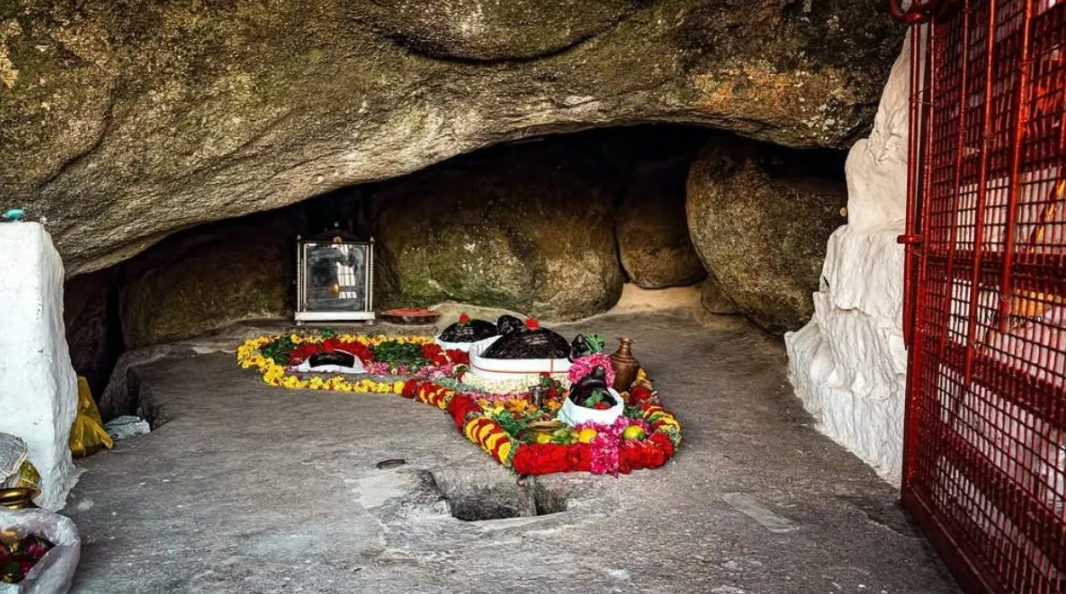 பூண்டி அடிவாரத்தில் பக்தர்களுக்கு மருத்துவப் பரிசோதனை