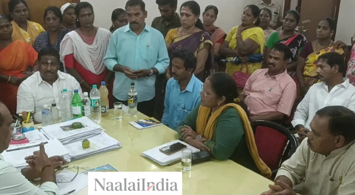 புதுச்சேரி எம்.எல்.ஏ நேரு டிடிஎஸ் கருவியுடன் அதிகாரியிடம் குடிநீர் மாசு அளவைக் காண்பித்தல்.