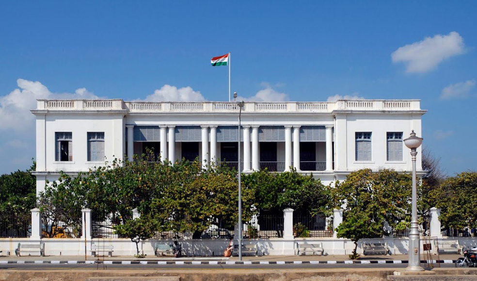 குழாயிலிருந்து வெளியேறும் மாசடைந்த குடிநீர் மற்றும் கவலையான பொதுமக்கள்.