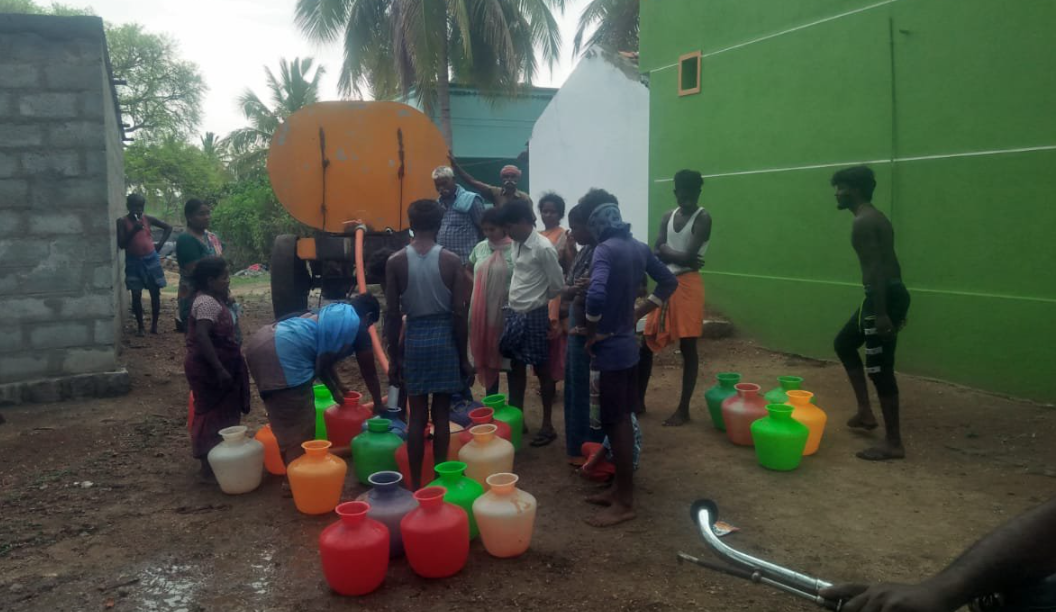 குடிநீர் பாட்டிலில் நிறம் மாறிய நீர், துர்நாற்றம் குறித்து புகார்.