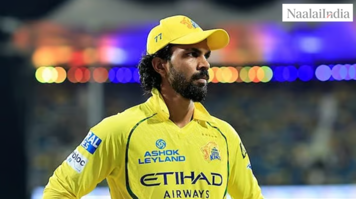 ருதுராஜ் கெய்க்வாட், சென்னை சூப்பர் கிங்ஸ் கேப்டன், ஒரு கிரிக்கெட் மைதானத்தில் சிந்தனையுடன் நிற்பது
