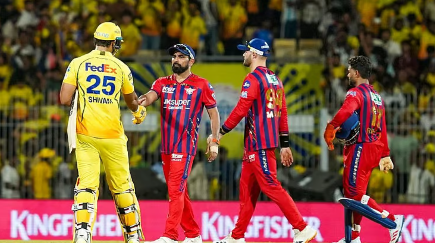 சிஎஸ்கே வீரர்கள் ஏமாற்றத்துடன் கூடியிருக்கும் காட்சி.