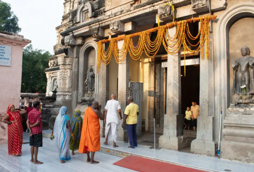 கோயில் நுழைவாயிலில் பக்தர்கள் கூட்டம்