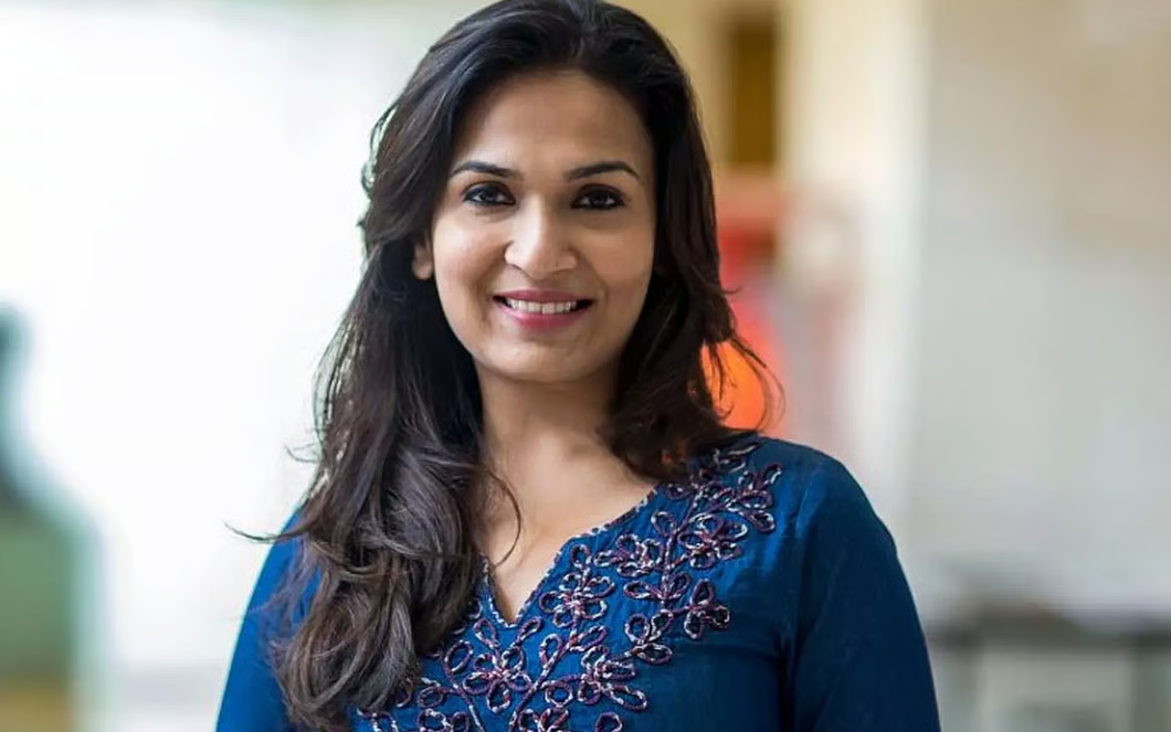 சௌந்தர்யா ரஜினிகாந்த் பொதுக்கூட்டத்தில் உரையாற்றுகிறார்.