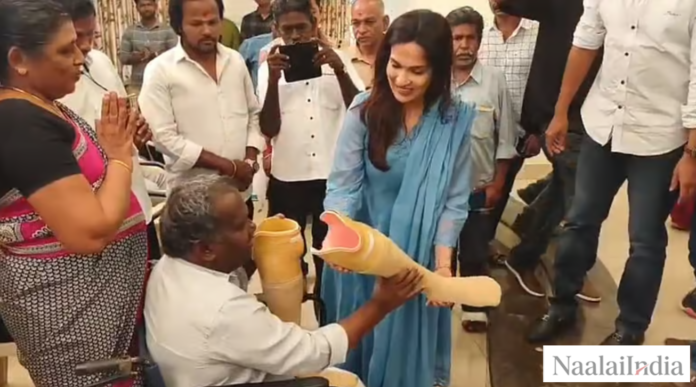 நடிகர் ரஜினிகாந்தின் மகள் சௌந்தர்யா ரஜினிகாந்த் நடிகர் விஜய்க்கு ஆதரவு தெரிவிக்கும் அரசியல் நிகழ்வு.