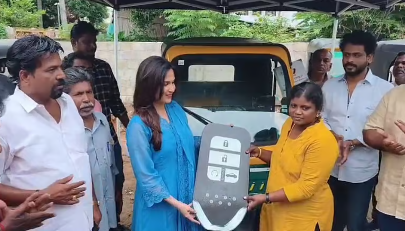 ரஜினிகாந்த் தனது அரசியல் பிரவேசத்தை அறிவிக்கும்போது எடுக்கப்பட்ட வரலாற்றுப் புகைப்படம்.