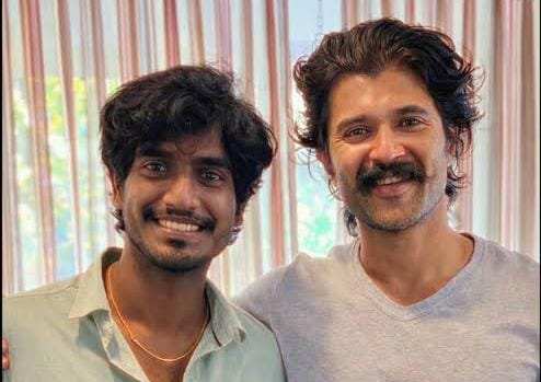டூரிஸ்ட் ஃபேமிலி திரைப்படத்தில் சசிகுமார் மற்றும் சிம்ரன் ஒரு உணர்வுப்பூர்வமான காட்சியில்.