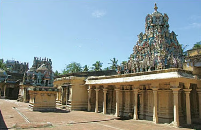 திருவாரூர் மாவட்டத்தில் உள்ள ஸ்ரீவாஞ்சியம் ஸ்ரீவாஞ்சிநாத சுவாமி கோயிலின் கோபுரம் மற்றும் வளாகத்தின் ஒரு பகுதி.