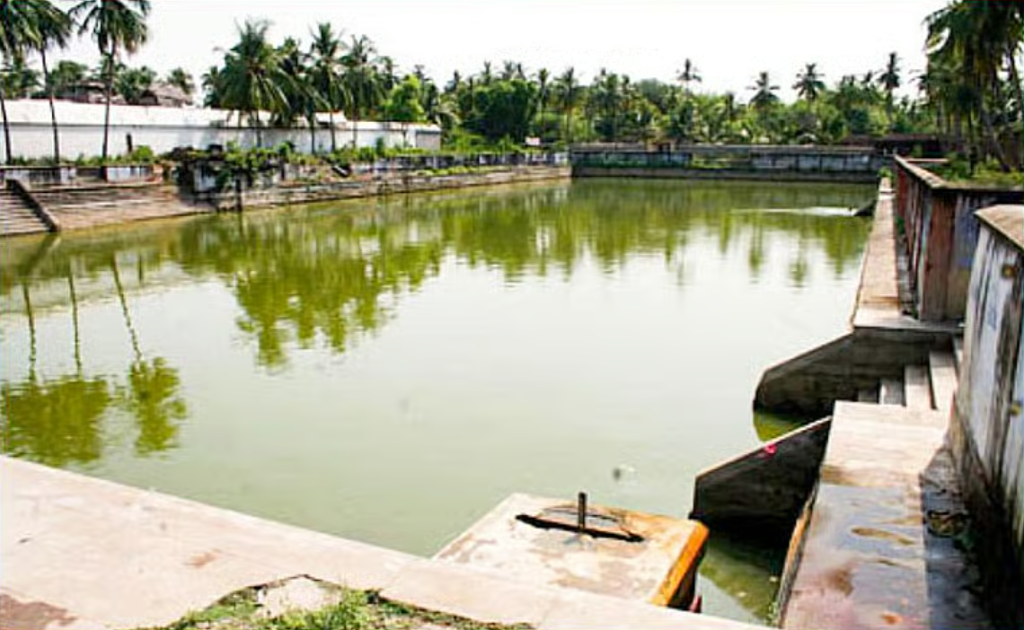 தென் திசை நோக்கி அருள்பாலிக்கும் எமதர்மராஜனின் தனித்துவமான சிற்பம்.