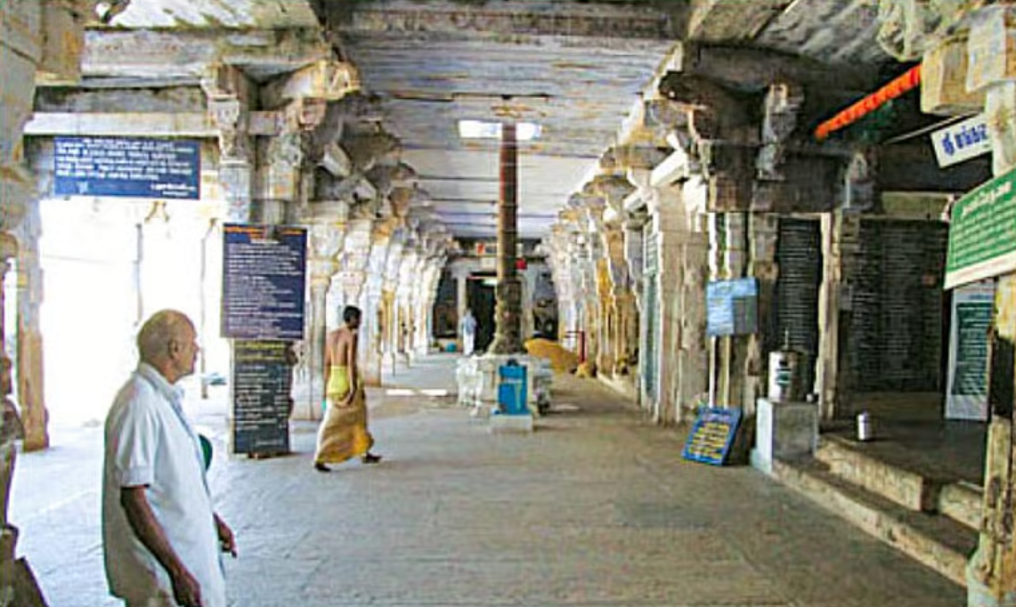 சோழர் காலத்தைச் சேர்ந்த ஸ்ரீவாஞ்சியம் கோயிலின் பழமையான தூண்கள் மற்றும் கல்வெட்டுகள்.