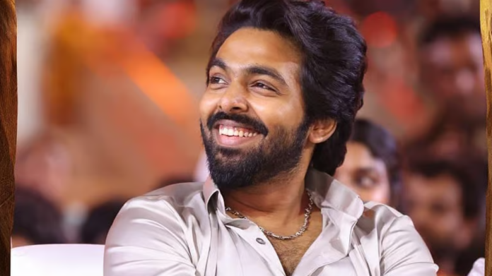தமிழக வெற்றி கழக தலைவர் விஜய், தேர்தல் வெற்றி கொண்டாட்டத்தில் கட்சித் தொண்டர்களுடன் கைகளை அசைத்து உற்சாகப்படுத்துகிறார்.