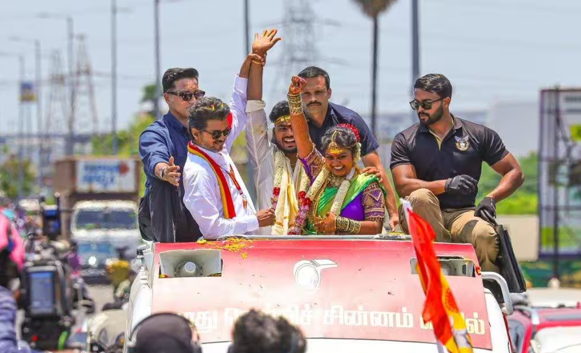விஜய் ரசிகர்கள் தேர்தல் வெற்றியை கொண்டாடுகின்றனர்.