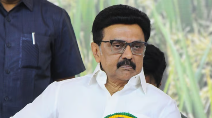 முதலமைச்சர் மு.க.ஸ்டாலின் மற்றும் தமிழக வெற்றிக் கழக வேட்பாளர் வி.எஸ்.பாபுவின் போட்டி சித்தரிக்கப்பட்டுள்ளது.