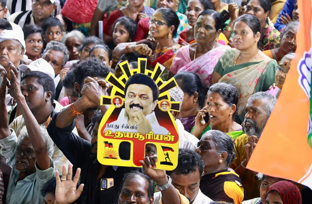 விஜய் கூட்டத்தில் இளைஞர்கள் 'விசில்' சின்னத்துடன்