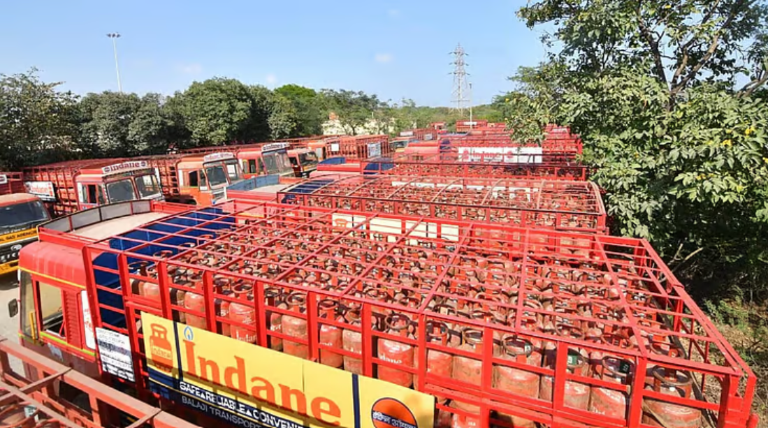 வணிக சிலிண்டர் விலை உயர்வால் கவலையடைந்த டீக்கடை உரிமையாளர்.